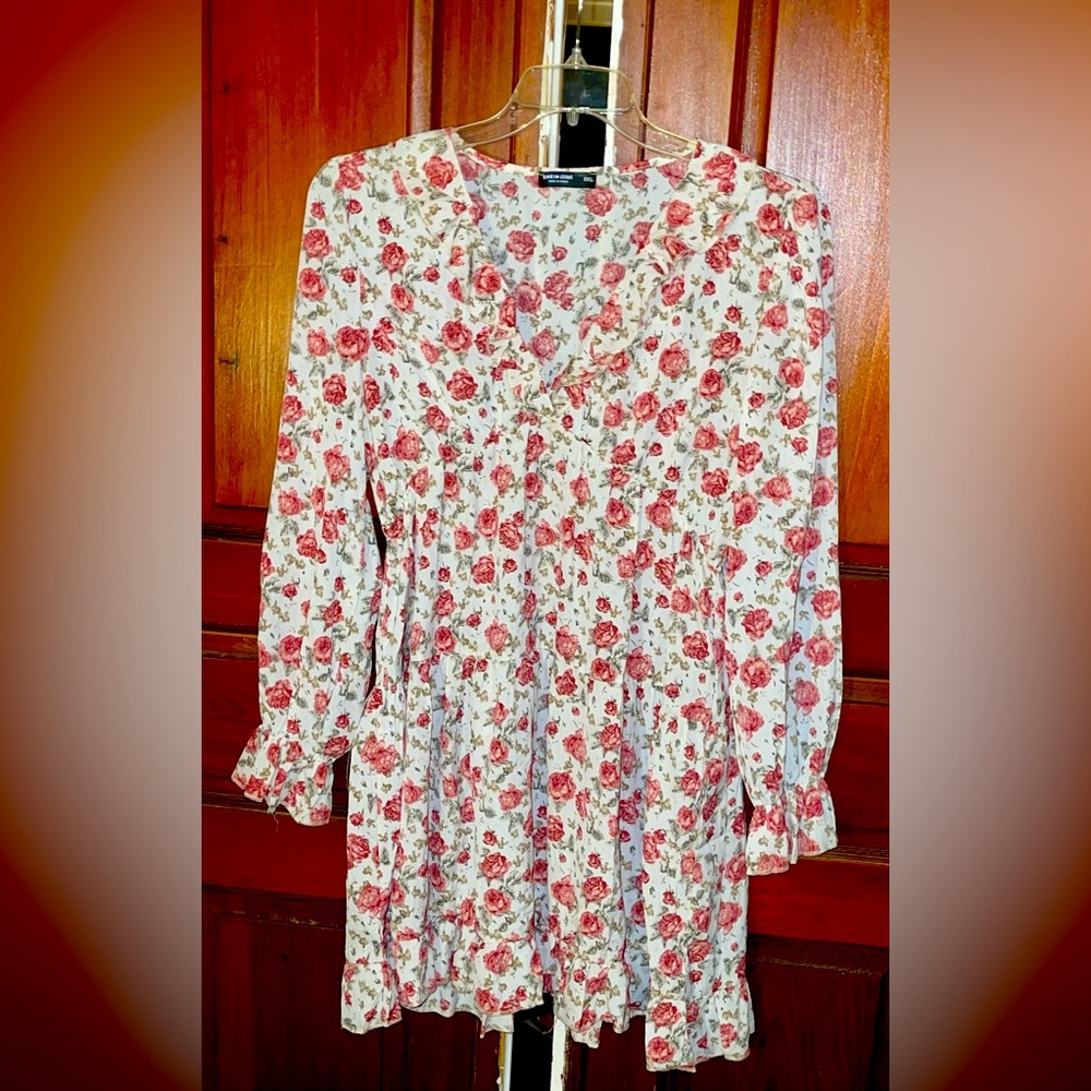 NWOT 
SHEIN Curve White with Red Roses Top. Size 0X